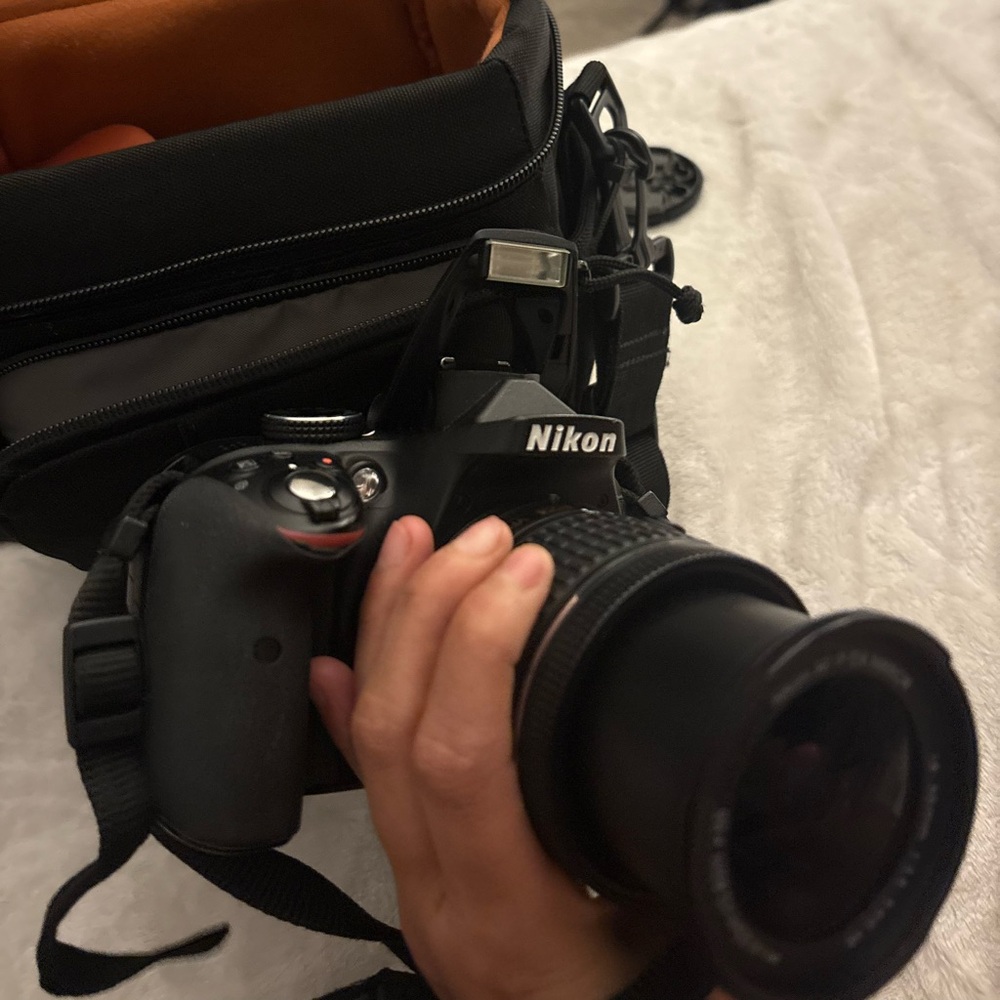 Nikon Black DSLR Camera with Orange Interior Case - Picture 1 of 7